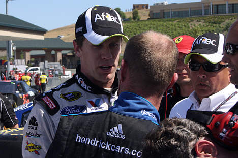 Jan Magnussen, med ryggen til, blev opsøgt af en rasende Carl Edwards, til venstre, efter NASCAR løbet på Infineon Raceway.